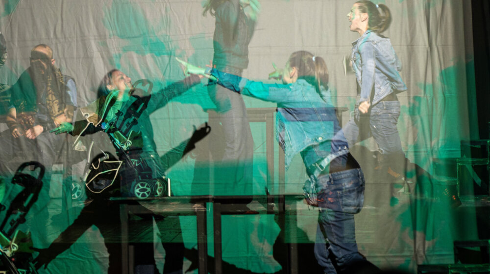 Vestern o traumi za poneti, melodrama o bolu strpanom u kofer, tragedija jednog duboko istraumiranog društva: Hit predstava “Bruklin i mačke u kontejnerima” u Bitef teatru 1