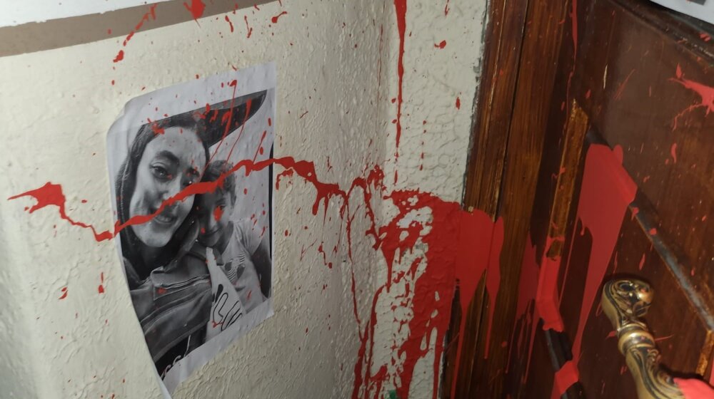 Žene u crnom osudile ispisivanje grafita na prostorijama organizacije Haver Srbija 1