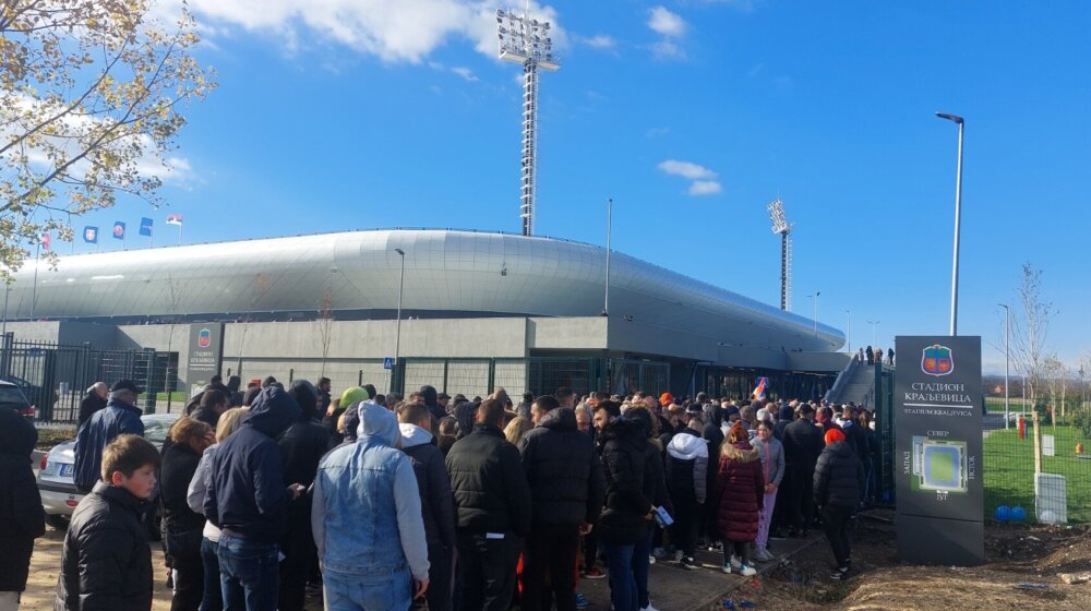 Naprednjaci napravili gužvu na ulazu na stadion koji otvara Vučić u Zaječaru: Dovedena i deca, stigli autobusi iz Beograda, Bora, Negotina... (VIDEO) 1