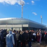 Naprednjaci napravili gužvu na ulazu na stadion koji otvara Vučić u Zaječaru: Dovedena i deca, stigli autobusi iz Beograda, Bora, Negotina... (VIDEO) 12