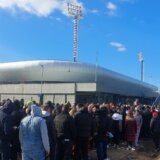 Naprednjaci napravili gužvu na ulazu na stadion koji otvara Vučić u Zaječaru: Dovedena i deca, stigli autobusi iz Beograda, Bora, Negotina... (VIDEO) 9
