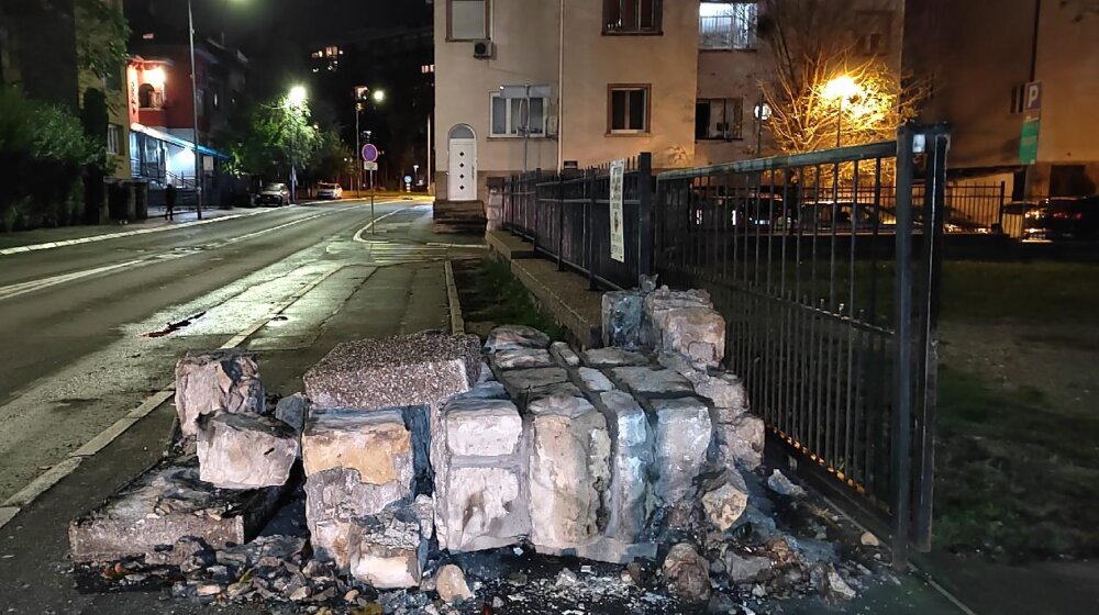 (FOTO) Na Zvezdari se obrušio deo zida kod jednog od ulaza u Dom učenika srednjih škola "Karađorđe" 1