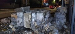 Obrušio se zid na Zvezdari (FOTO) Na Zvezdari se obrušio deo zida kod jednog od ulaza u Dom učenika srednjih škola "Karađorđe" 3