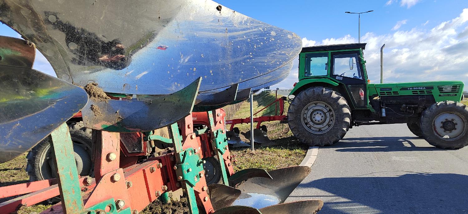 Poljoprivrednici okončali današnju trosatnu akciju, večeras dogovor o daljim merama (FOTO) 3 Poljoprivrednici okončali današnju trosatnu akciju, večeras dogovor o daljim merama (FOTO) 3