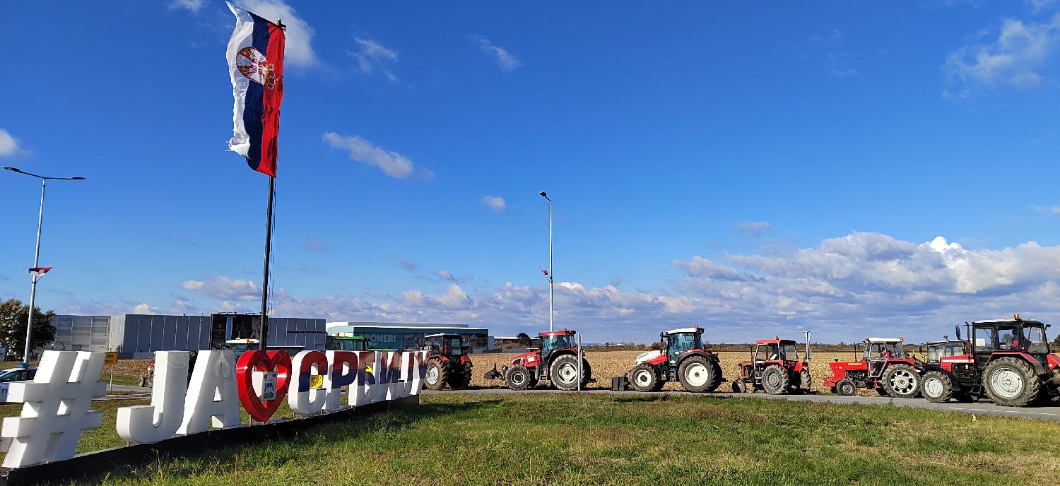 Poljoprivrednici okončali današnju trosatnu akciju, večeras dogovor o daljim merama (FOTO) 2 Poljoprivrednici okončali današnju trosatnu akciju, večeras dogovor o daljim merama (FOTO) 2
