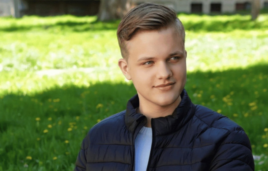 Ko je srednjoškolac koji je poručio vlasti da glasove mladih neće kupiti sa 10.000 dinara? 1