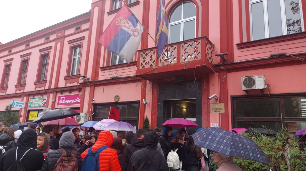 Đaci iz srednjih škola u Zaječaru izašli na ulice zato što nemaju grejanje 1