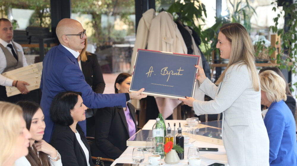 Kako naprednjaci, Vučević i Pilja, u kampanji love glasove žena? 1