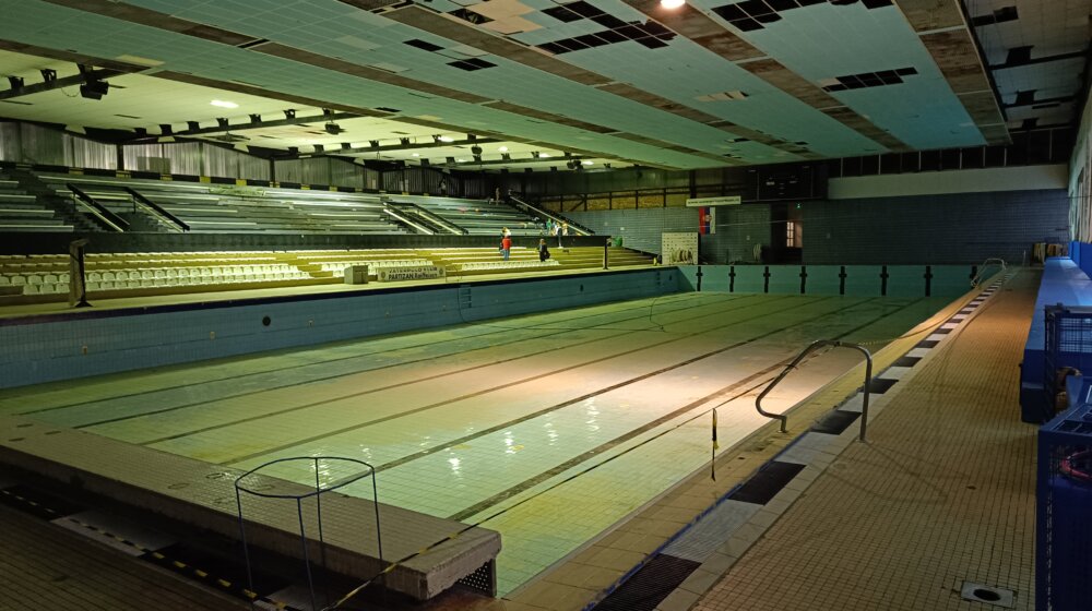 Veliki bazen bez vode, u malom previše hladna, a deca treniraju na suvom: Zašto je Partizan morao da izađe iz Sportskog centra Banjica? 1