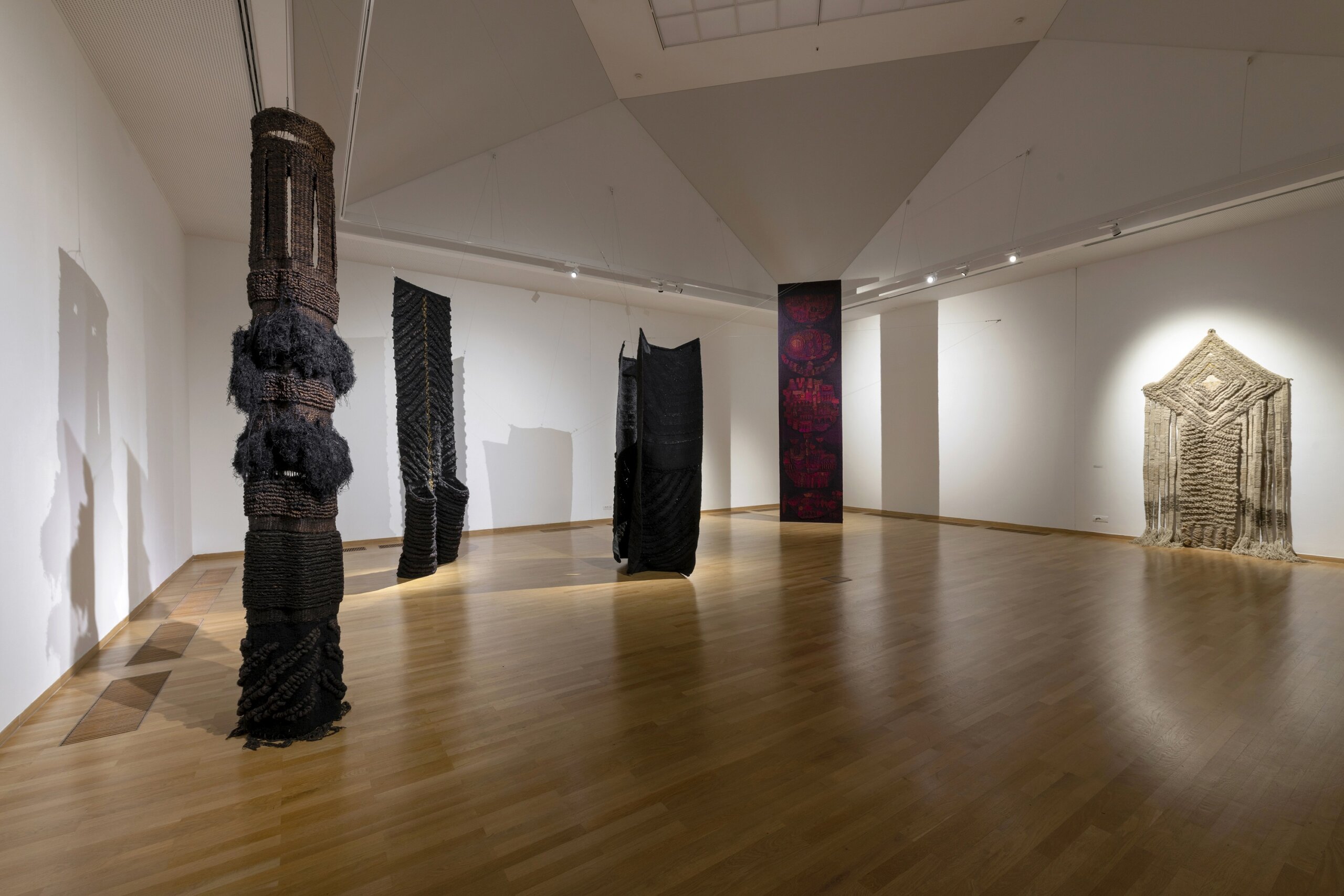 Radikalno drugačije shvatanje tapiserije: Otvorena izložba “Esencijalnost niti” Jagode Buić u Muzeju savremene umetnosti 3