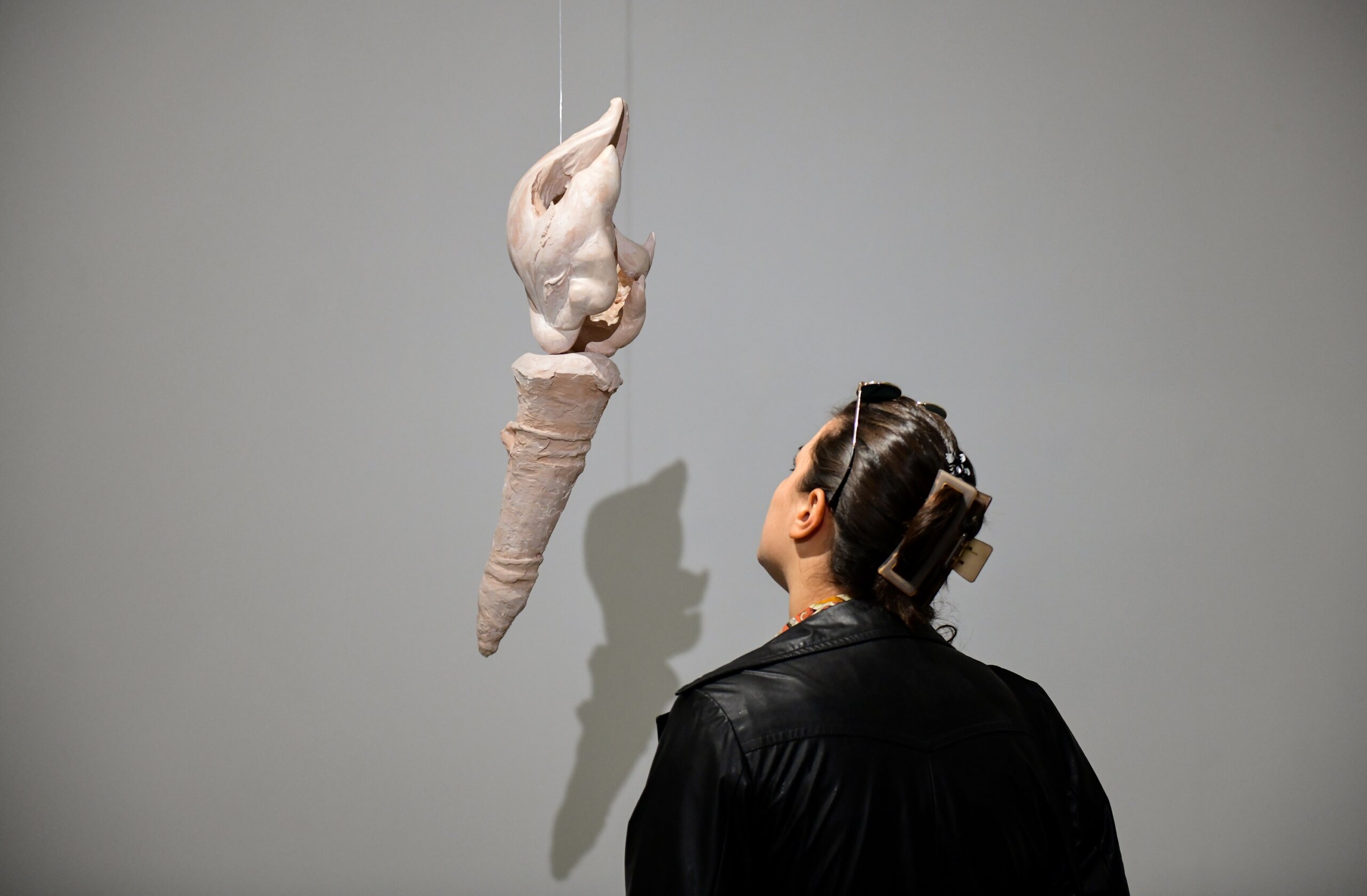 Snažno prisustvo emotivnog: Otvorena izložba „Vežbe prolaznosti“ Olivere Parlić Karajanković u Salonu Muzeja savremene umetnosti Beograd 2 Snažno prisustvo emotivnog: Otvorena izložba „Vežbe prolaznosti“ Olivere Parlić Karajanković u Salonu Muzeja savremene umetnosti Beograd 2