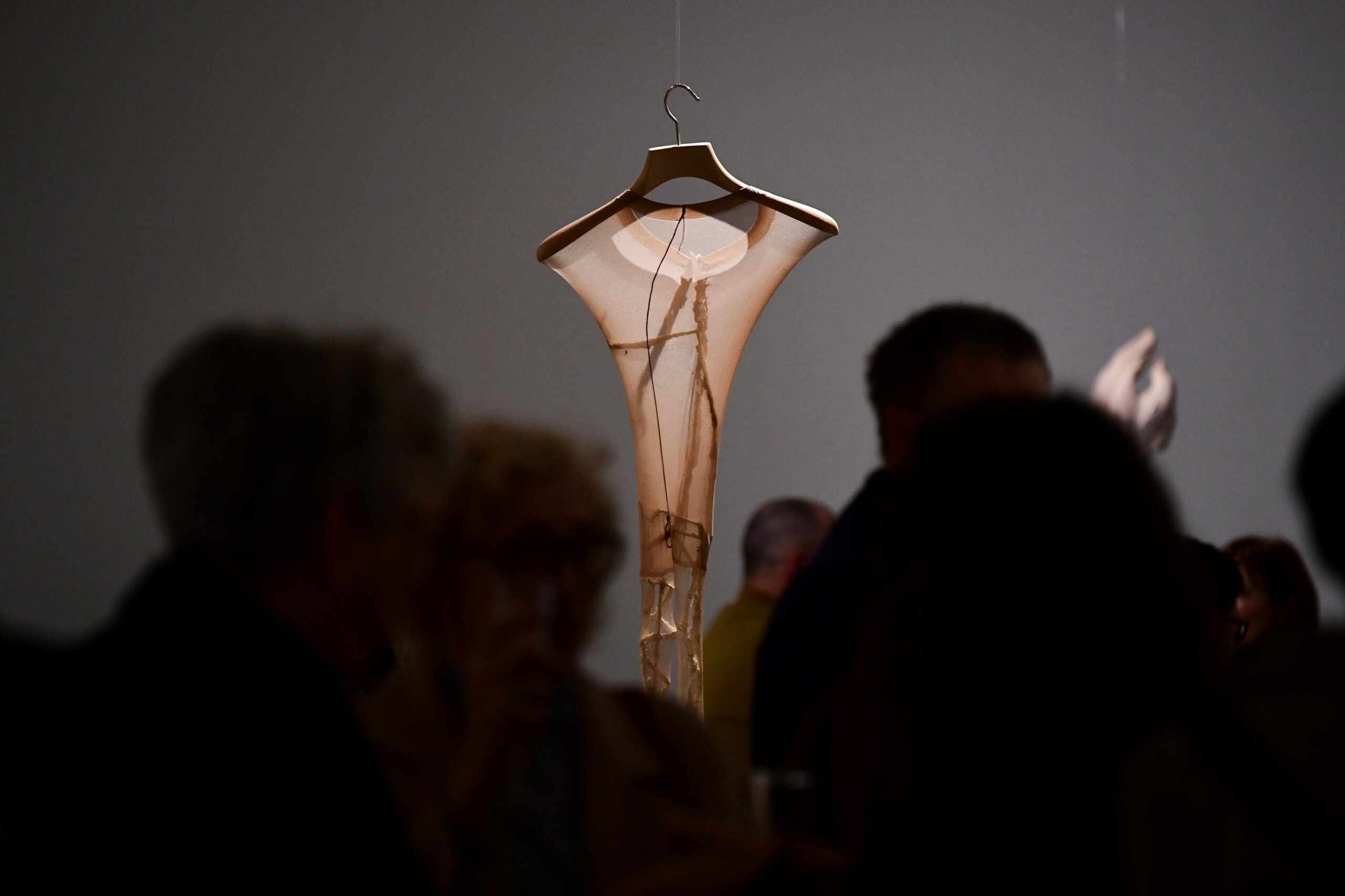 Snažno prisustvo emotivnog: Otvorena izložba „Vežbe prolaznosti“ Olivere Parlić Karajanković u Salonu Muzeja savremene umetnosti Beograd 3 Snažno prisustvo emotivnog: Otvorena izložba „Vežbe prolaznosti“ Olivere Parlić Karajanković u Salonu Muzeja savremene umetnosti Beograd 3