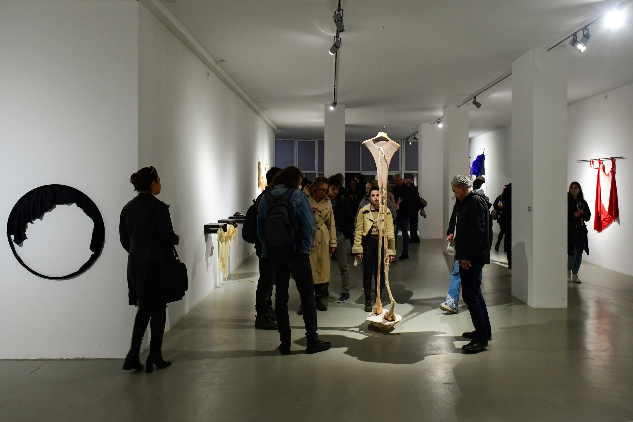 Snažno prisustvo emotivnog: Otvorena izložba „Vežbe prolaznosti“ Olivere Parlić Karajanković u Salonu Muzeja savremene umetnosti Beograd 4 Snažno prisustvo emotivnog: Otvorena izložba „Vežbe prolaznosti“ Olivere Parlić Karajanković u Salonu Muzeja savremene umetnosti Beograd 4