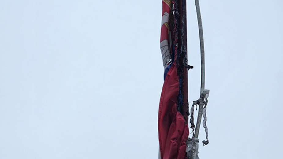 Pokrenuta istraga o paljenju zastave Srbije u Velikoj Hoči 1