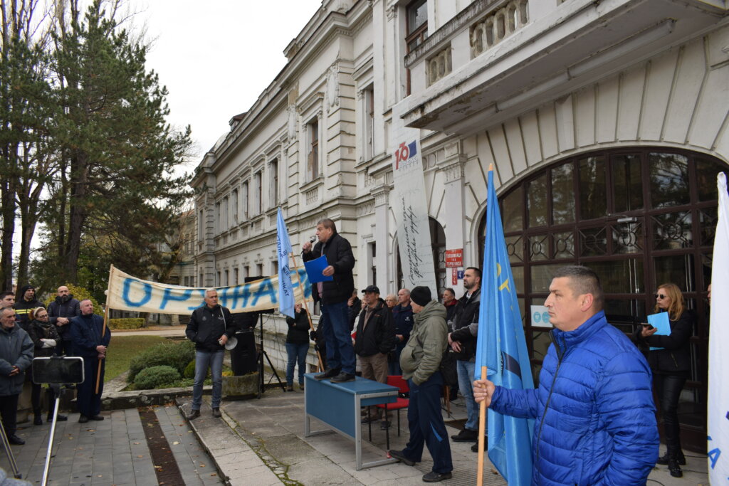 Traže upošljavanje fabrike, deblokadu njenog računa ali i veće plate i grejanje na poslu: Protest radnika Zastave oružje u Kragujevcu (FOTO) 2