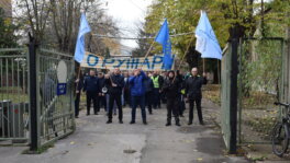 Traže upošljavanje fabrike, deblokadu njenog računa ali i veće plate i grejanje na poslu: Protest radnika Zastave oružje u Kragujevcu (FOTO) 3