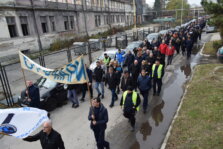 Traže upošljavanje fabrike, deblokadu njenog računa ali i veće plate i grejanje na poslu: Protest radnika Zastave oružje u Kragujevcu (FOTO) 4