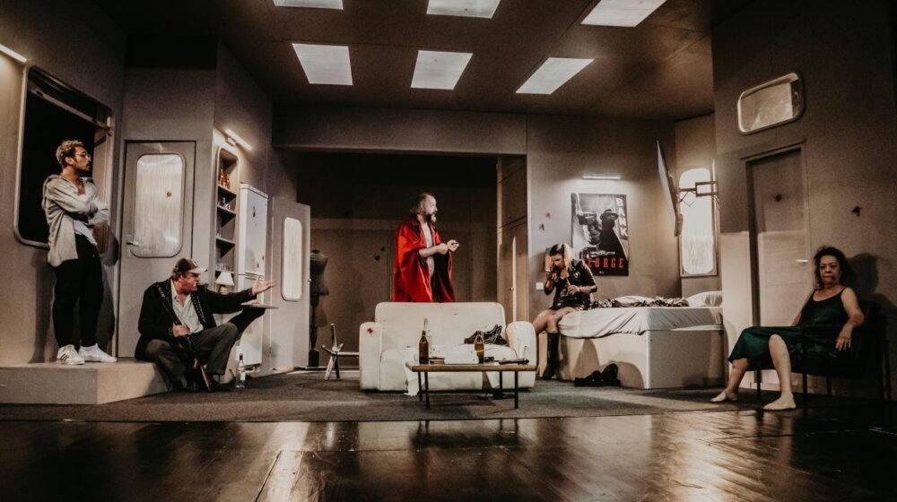 "Radovan Treći" u apokaliptičkoj atmosferi naših dana: Premijera antologijske tragikomedije Dušana Kovačevića, u režiji Vita Taufera večeras u Zvezdara teatru 1