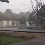 Selo kod Bačke Palanke zbog nevremena pretrpelo štetu, vetar nosio krovove i bandere u Vojvodini (VIDEO) 14