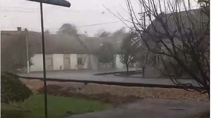 Selo kod Bačke Palanke zbog nevremena pretrpelo štetu, vetar nosio krovove i bandere u Vojvodini (VIDEO) 1