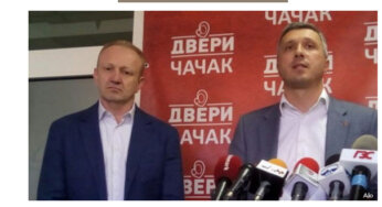 Screenshot 2023-11-10 at 16-16-55 SMEJU SE DOK VARAJU NAROD Boško Đilas i Sergej bleje u kafani i dogovaraju se kako da ruše državu! (FOTO) - Alo.rs "Dragan Đilas, Sergej Trifunović i Boško Obradović iz kafane ruše državu": Kako je "Alo" lažirao vest o susretu opozicionara? 3