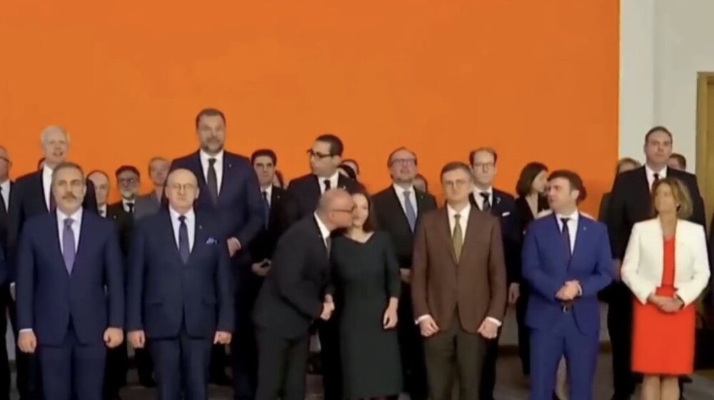 Čovek koji ljubi i živi od mrtvih svinja: Hrvatski šef diplomatije pokušao da poljubi nemačku ministarku spoljnih poslova 1