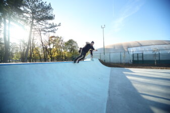 Kul pista za "drajv flipove", k’o iz Majamija: Kako izgleda najveći betonski skejt park u Srbiji koji je otvoren u Kragujevcu (FOTO) 10
