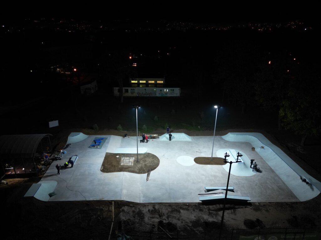 Kul pista za "drajv flipove", k’o iz Majamija: Kako izgleda najveći betonski skejt park u Srbiji koji je otvoren u Kragujevcu (FOTO) 16