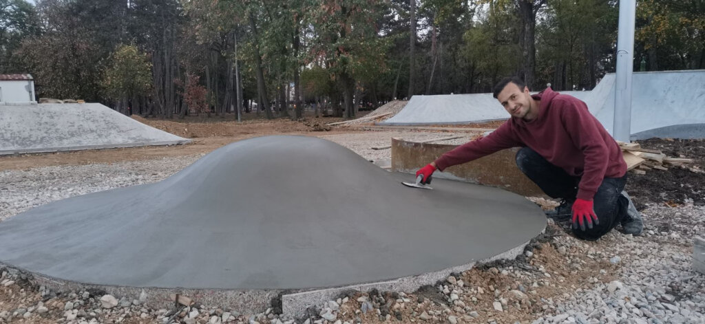 Kul pista za "drajv flipove", k’o iz Majamija: Kako izgleda najveći betonski skejt park u Srbiji koji je otvoren u Kragujevcu (FOTO) 17