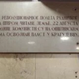 "Ne kreiraju nam samo budućnost već brutalno menjaju i prošlost": Lokalna vlast u Kragujevcu izbacila iz Gradske uprave tablu o pobedi Koalicije Zajedno (FOTO) 5
