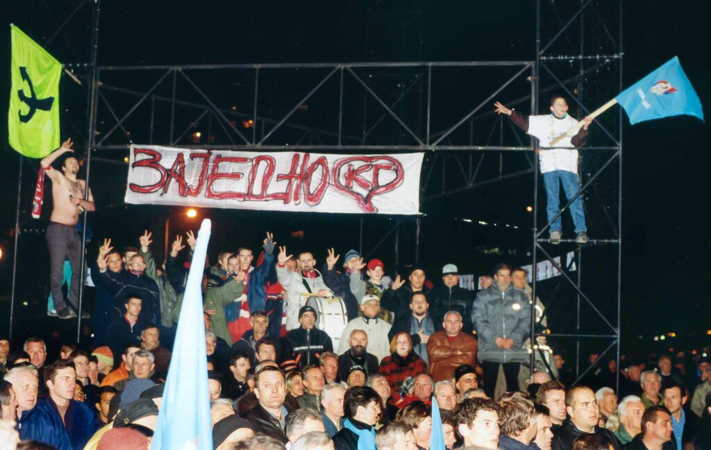 "Ne kreiraju nam samo budućnost već brutalno menjaju i prošlost": Lokalna vlast u Kragujevcu izbacila iz Gradske uprave tablu o pobedi Koalicije Zajedno (FOTO) 3