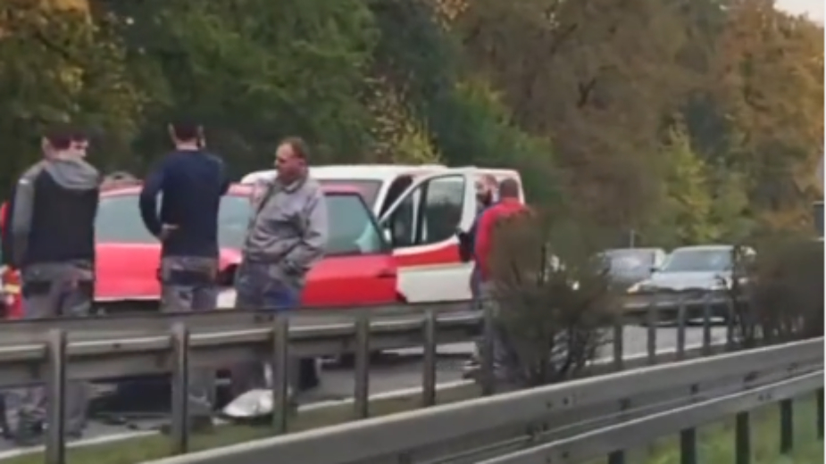 Udes na auto-putu u kome je učestvovalo i vozilo Hitne pomoći, gužve od aerodroma ka gradu 1