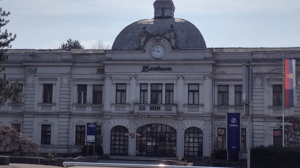 Zbor radnika zbog teške situacije u fabrici ispred Upravne zgrade Zastava oružje u Kragujevcu 1