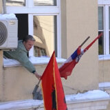 Predsednik opštine Preševo postavio albansku nacionalnu zastavu na zgradu opštine 11