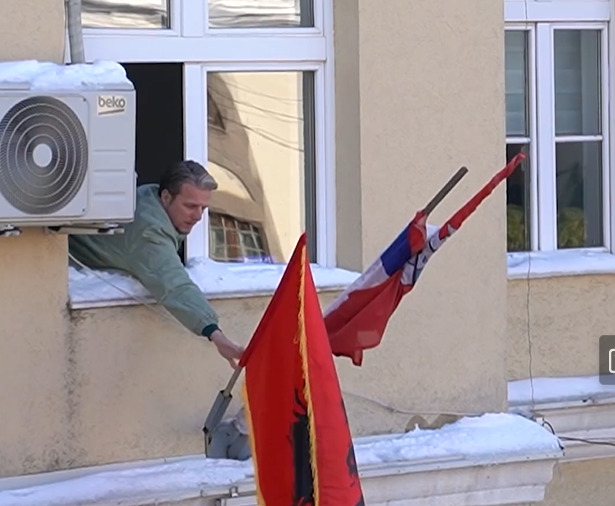 Predsednik opštine Preševo postavio albansku nacionalnu zastavu na zgradu opštine 1