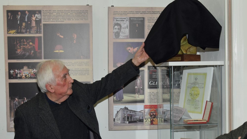 U okviru pratećeg programa 6. Festivala malih pozorišnih formi, u Zaječaru otvorena izložba karikatura „Sva Nušićeva lica u crtežu Zorana Tovirca“ 1