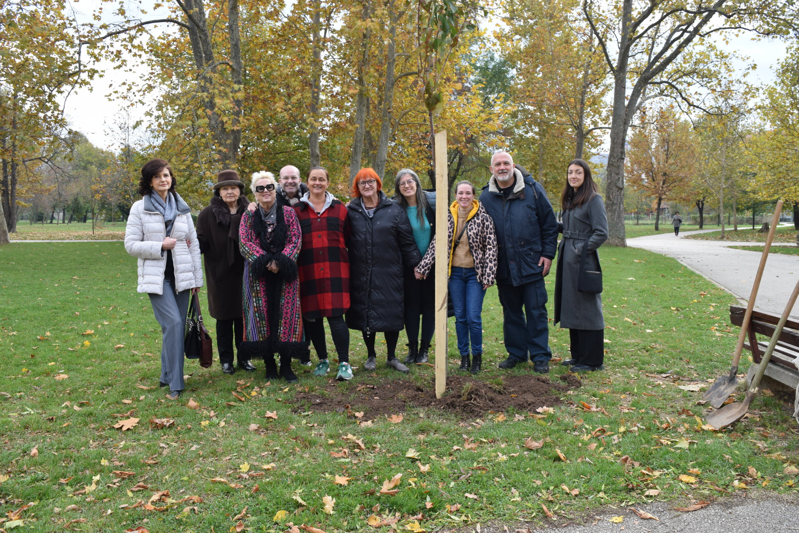 Ženske aktivistkinje zasadile japanske trešnje: Sećanje na žrtve femicida i buđenje nove nade 2 Ženske aktivistkinje zasadile japanske trešnje: Sećanje na žrtve femicida i buđenje nove nade 2
