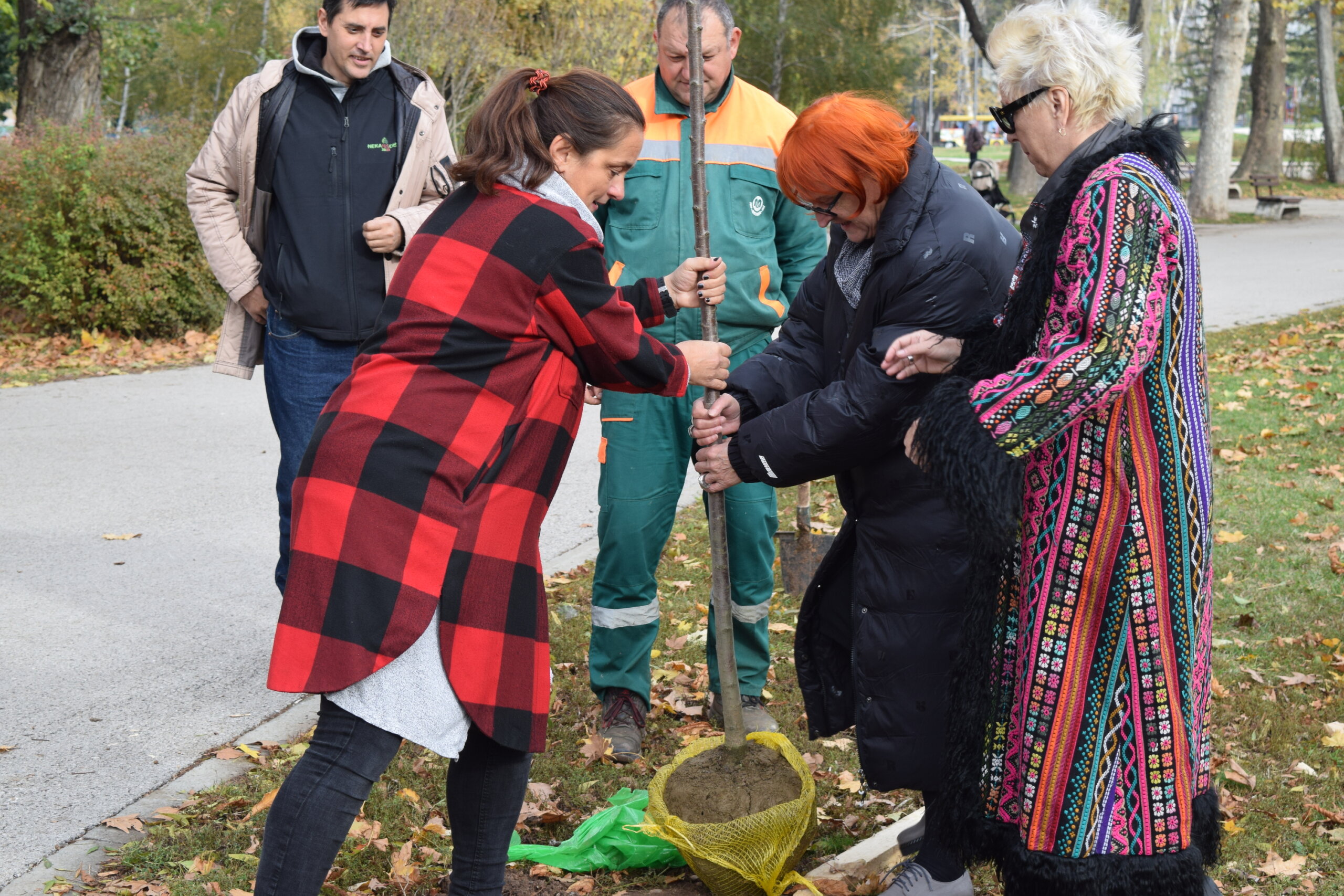 Ženske aktivistkinje zasadile japanske trešnje: Sećanje na žrtve femicida i buđenje nove nade 3 Ženske aktivistkinje zasadile japanske trešnje: Sećanje na žrtve femicida i buđenje nove nade 3