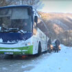 Autobus proklizao na zaleđenom kolovozu i preprečio put kod Vranja (VIDEO) 13