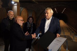 Pisac evropskog formata, univerzalni Leonardo u našoj književnosti: Milisavu Saviću svečano uručena Nagrada "Podrum Radovanović" za životno delo 3 Pisac evropskog formata, univerzalni Leonardo u našoj književnosti: Milisavu Saviću svečano uručena Nagrada "Podrum Radovanović" za životno delo 3