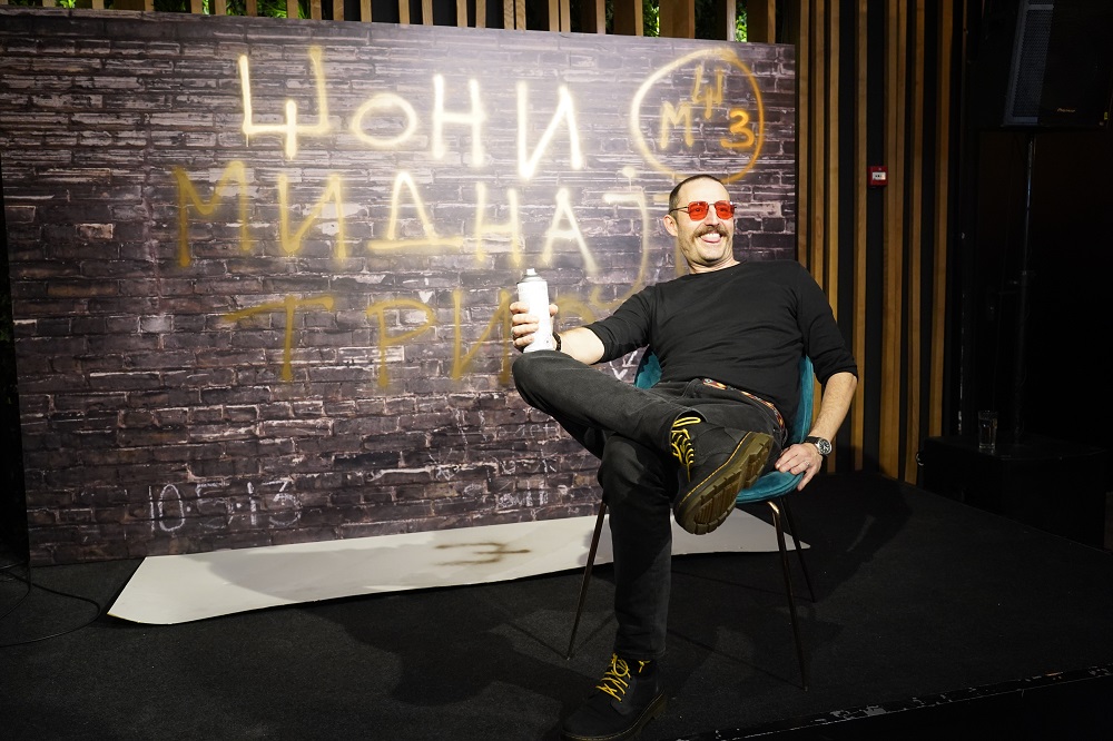 Nikola Đuričko predstavio debi album benda Džoni Midnajt Trio: Dečački san mi je bio da imam bend, napravim grafit, upoznam Slađanu Milošević 2 Nikola Đuričko predstavio debi album benda Džoni Midnajt Trio: Dečački san mi je bio da imam bend, napravim grafit, upoznam Slađanu Milošević 1