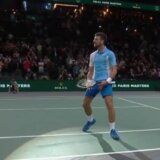 (VIDEO) Đoković nastavio „rat“ sa publikom u Parizu, na zvižduke odgovorio tako što je pokazao „onu stvar“ 12