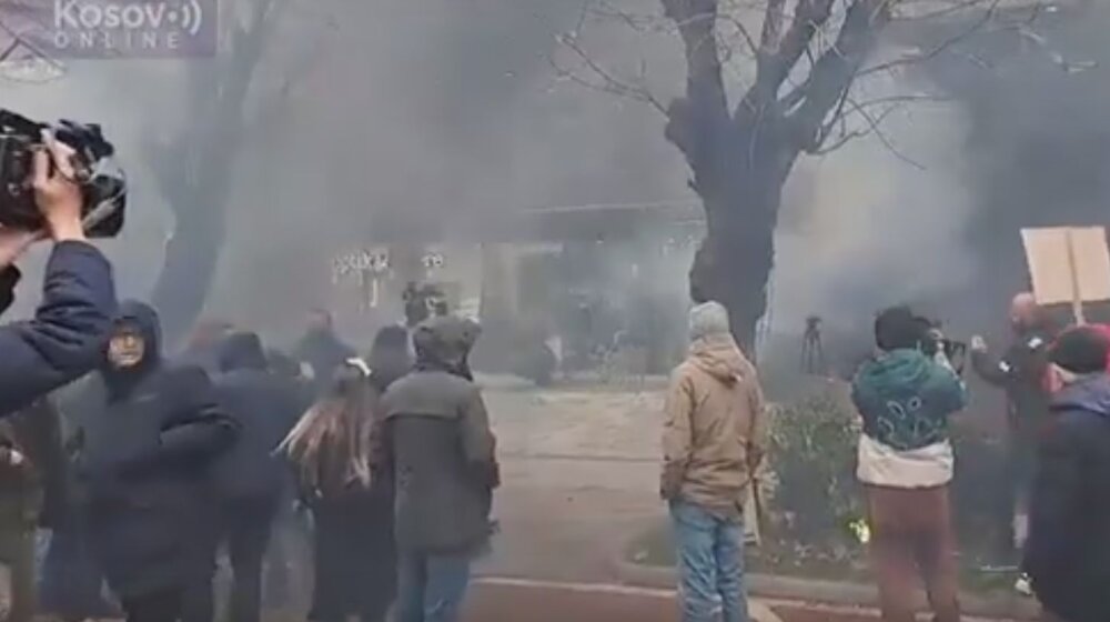 Sukob policije i veterana OVK u Prištini, sutkinja Specijalnog suda poručuje da će prenoćiti i na aerodromu ako treba 1