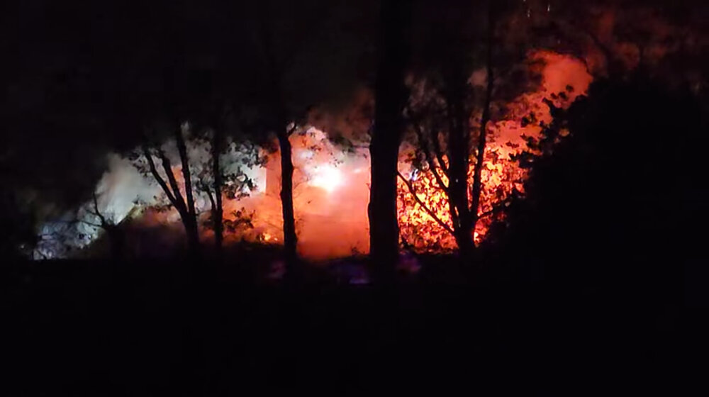 (VIDEO) Požar u Teslinom naučnom centru u SAD: Povređen vatrogasac, štetu tek utvrđuju 1