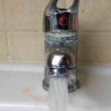 Rešite se tvrdokornih mrlja od sapuna uz pomoć sastojaka koji se nalaze u vašoj kuhinji 2