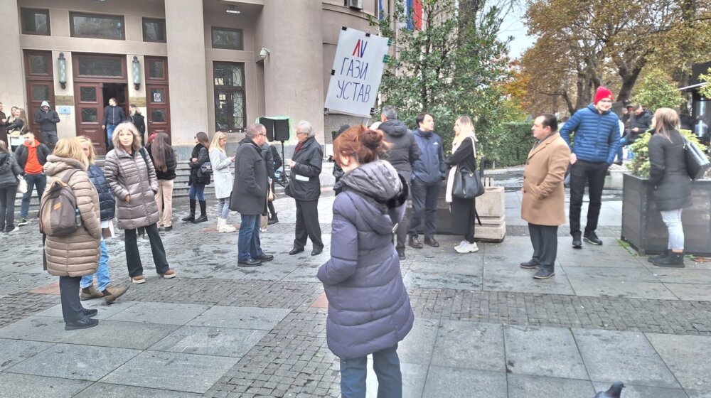Protest advokata ispred Pravnog: Nezadvoljni stranjem u pravosuđu (FOTO/VIDEO) 1