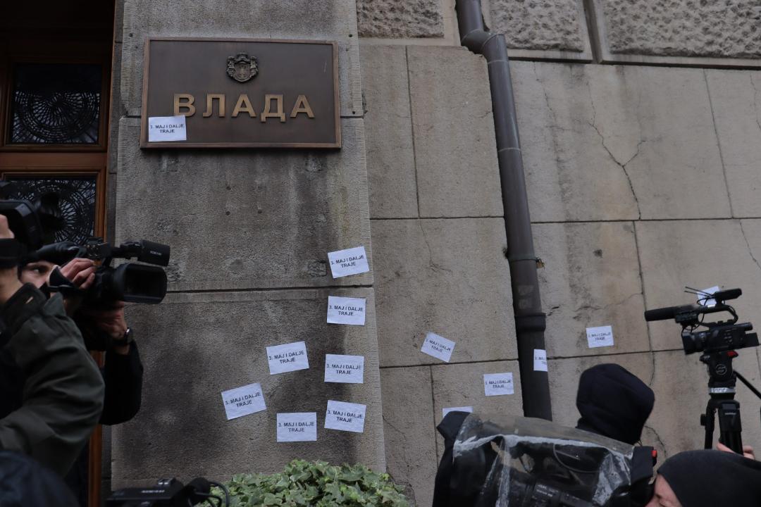 Protest roditelja ubijene dece u Ribnikaru: "3. maj i dalje traje", poruka ispred ulaza u Vladu Srbije 2