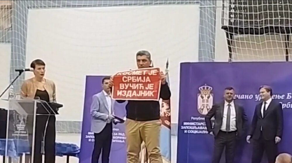 MUP se oglasio povodom privođenja veterana sa tranparentom u Kuršumliji 1