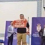 "Kosmet je Srbija, Vučić je izdajnik": Kako je Zvezdan Ristić nakon što mu je ministar Selaković uručio odlikovanje priveden u kuršumlijsku policiju 1