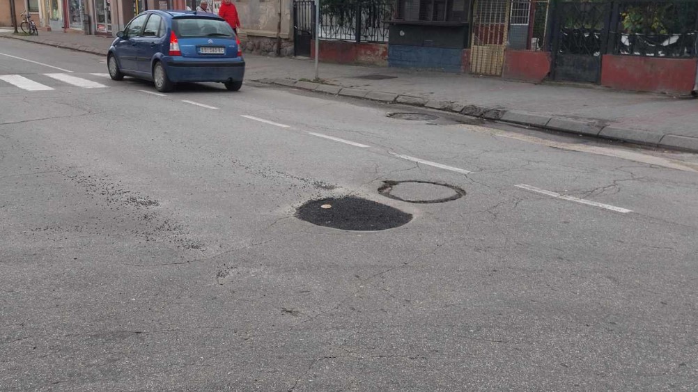 Grafiti, asfaltiranje, bušenje, neispunjena obećanja i kriva bandera: Šta će predsednika Vučića dočekati u Zaječaru prilikom otvaranja novog stadiona (FOTO) 6